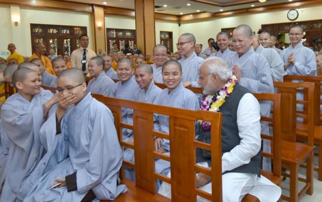 PM visits Quan Su Pagoda in Hanoi, interacts with monks