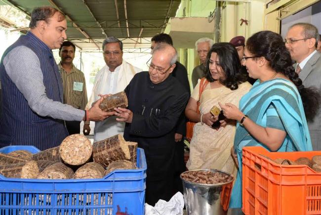 Pranab Mukherjee dedicating Shri Shankara Cancer Hospital and Research Centre to the Nation, at Bengaluru