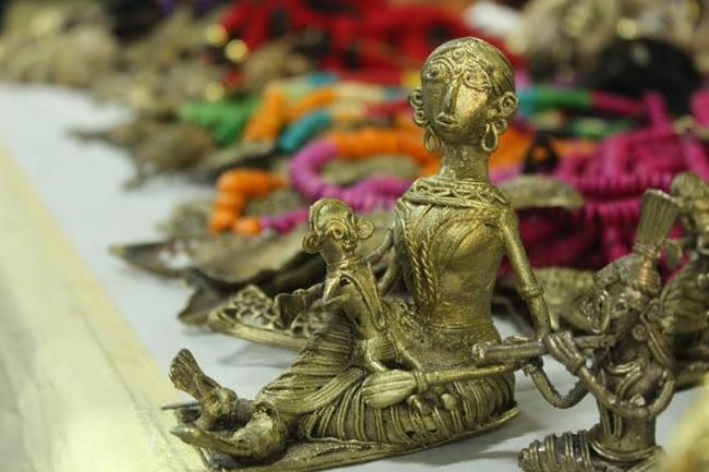 Kolkata:Theatre personality Rudraprasad Sengupta inaugurates the Lokshilpa O Karukriti Mela at Jorasanko Thakurbari