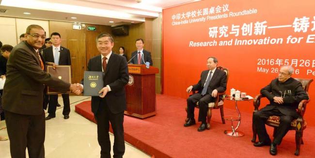  Pranab Mukherjee garlanding the bust of Gurudev Rabindranath Tagore