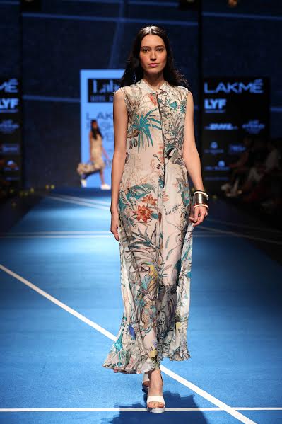 Kriti Sanon sizzles LFW