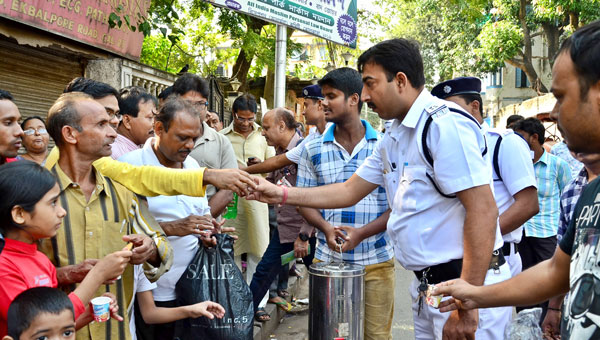 Kolkata: People queue in front of banks, ATMs to get cash