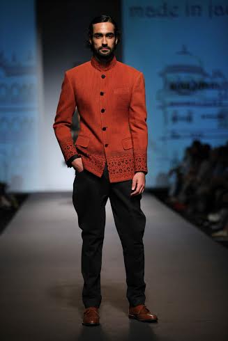 Randeep Hooda charms  Amazon India Fashion Week floor in Rohit Kamra's creation
