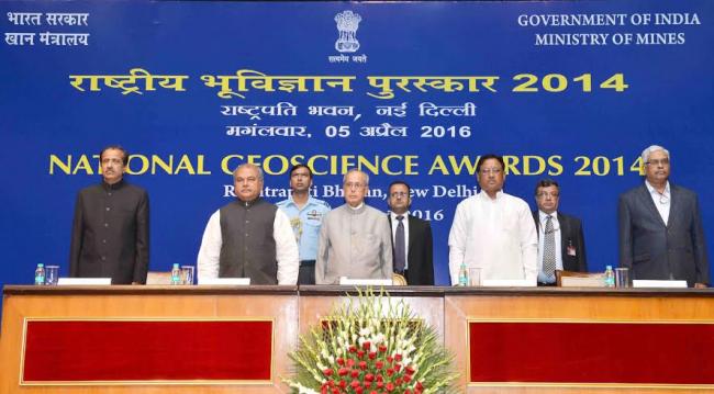 Vice President, M. Hamid Ansari paying floral tributes at the Samadhi of Babu Jagjivan Ram