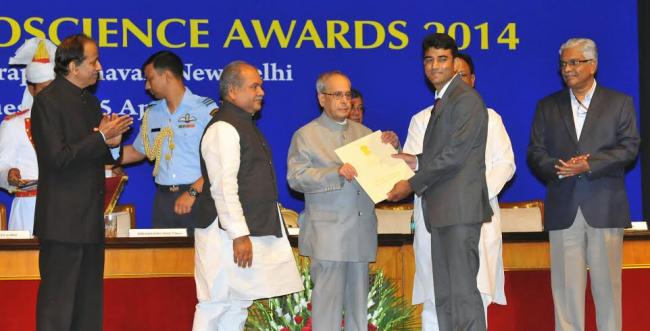Vice President, M. Hamid Ansari paying floral tributes at the Samadhi of Babu Jagjivan Ram