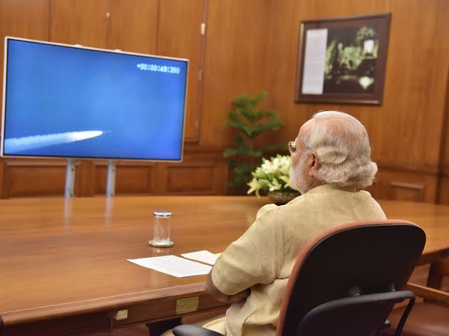 Pranab Mukherjee being received by the Deputy Prime Minister of Papua New Guinea, Mr. Leo Dion