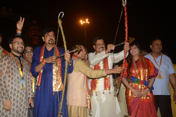 60-feet-tall Ravana burnt on Dussehra in Kolkata's Salt Lake