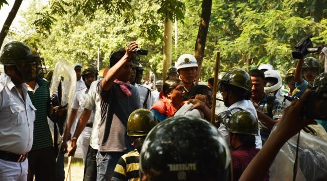 Kolkata Police lathicharge protesters, many injured