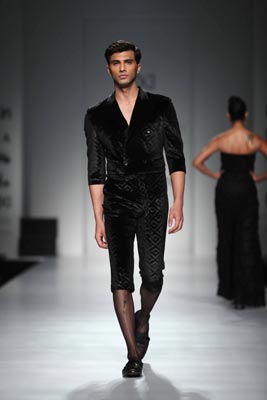 Ashish N Soni sets floor on fire at Amazon India Fashion Week