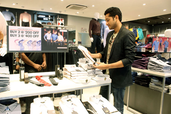 Actor Parambrata Chatterjee takes a look at fbb Big Bazaar Pujo Collection