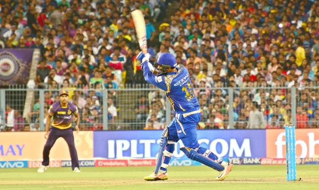 SRK along with AbRam visit Eden Gardens to cheer for KKR