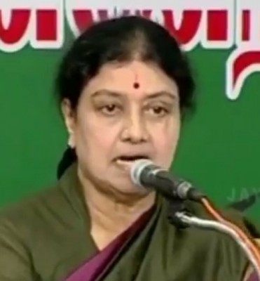 Tamil Nadu : Petition filed in Supreme Court against Sasikala, swearing-in uncertain