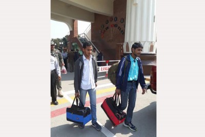 India releases and sends home two Pakistani youth 