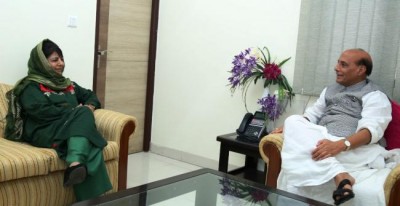 Mehbooba Mufti calls on Rajnath Singh to discuss Kashmir issue