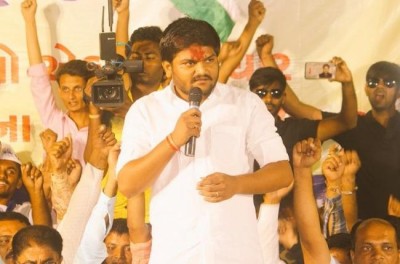 Hardik Patel declares PAAS-Congress pact in Gujarat poll