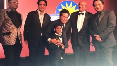 Sachin Tendulkar poses for an 'impromptu' picture with Sunny Pawar at the Asian Awards