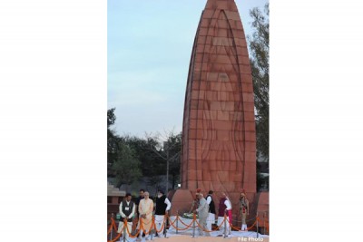 PM Modi pays homage to martyrs of the Jallianwala Bagh massacre