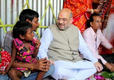 BJP President Amit Shah takes Bengali food for lunch on banana leaf