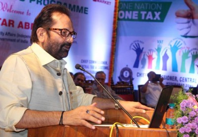 Mukhtar Abbas Naqvi flags off 1st batch of 300 Haj pilgrims from Mumbai Airport 