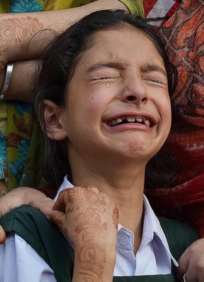 Gautam Gambhir comes out to help slain J&K police's daughter