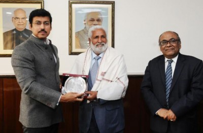 Col. Rajyavardhan Rathore felicitates former captain of Indian football team Gurdev Singh Gill