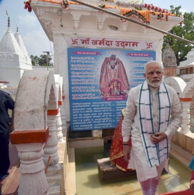 PM offers prayers at Narmada Udgam Sthal
