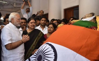 Tamil Nadu : AIADMK chief Sasikala writes to PM for passage to return of Jallikattu