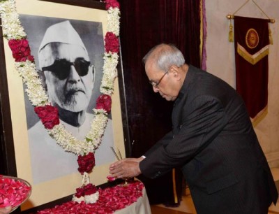 President pays floral tributes to Dr. Zakir Hussain on his birth anniversary 