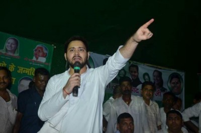 Tejashwi Yadav marches to Raj Bhavan, stakes claim to form government in Bihar