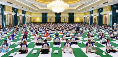 Indian celebs tweet special messages on Yoga Day