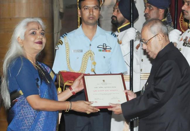 Pranab Mukherjee presenting the Nari Shakti Puruskars for the year 2016 to Chhanv Foundation