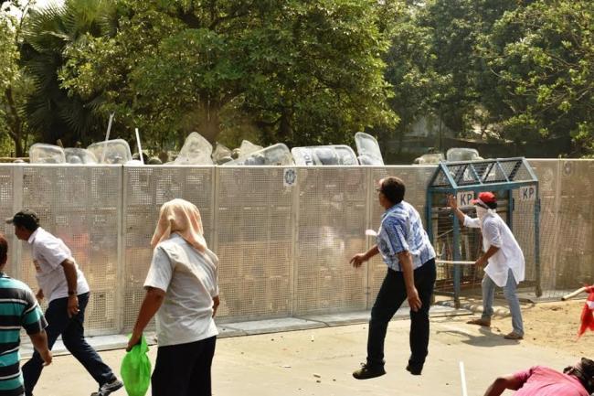 Kolkata Police lathicharge protesters, many injured