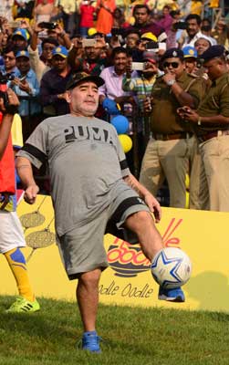 Diego Maradona relives football-romance in Kolkata