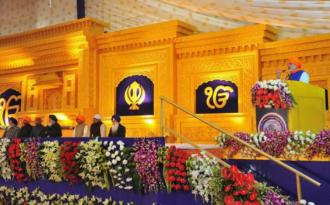 Narendra Modi being welcomed by the Chief Minister of Bihar