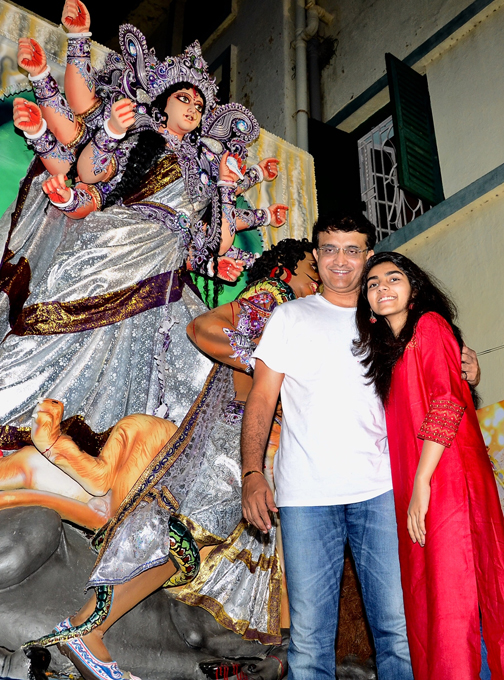 Sourav Ganguly along with his wife and daughter bid adieu to Goddess Durga in Kolkata