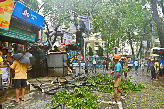 Rain disrupts normal lives in Kolkata