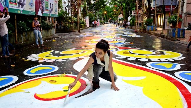 Kolkata designing India's  â€˜Longest Street Alponaâ€™ for Durga Puja