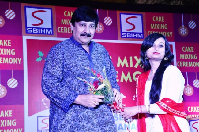 Actor Arjun Chakraborty and Chef Manjit Singh Gill join SBIHM students at their cake mixing ceremony