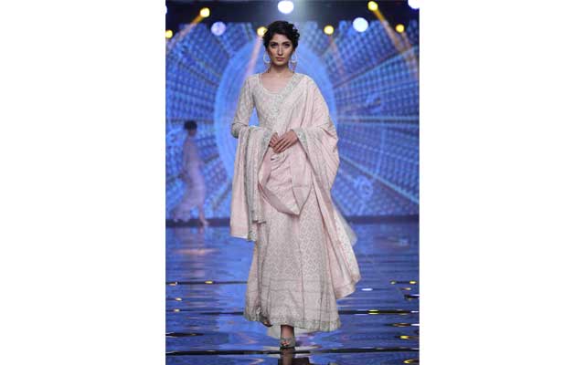 Sonam Kapoor walks down ramp for Abu Jani and Sandeep Khosla 