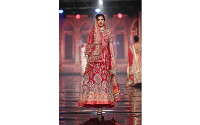 Sonam Kapoor walks down ramp for Abu Jani and Sandeep Khosla 