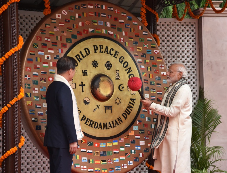 Narendra Modi, Moon Jae-in visit  World Peace Gong 