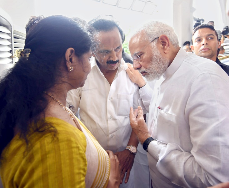 PM Modi condoles Stalin, Kanimozhi at Karunanidhi funeral 