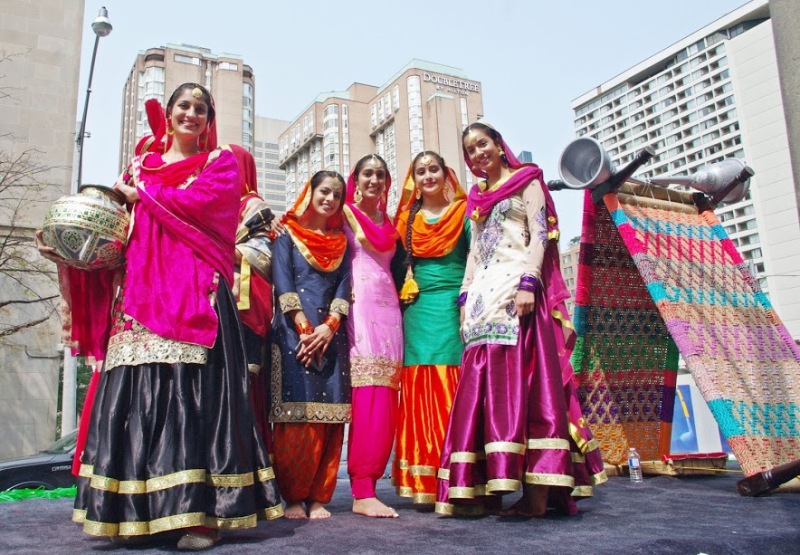Toronto's India Day Parade pays tribute to Indian multiculturalism 