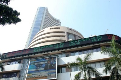 Key Indian benchmark indices close in negative territory on Friday