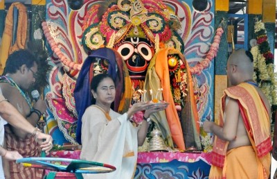 Mamata Banerjee joins Rath Yatra celebration in Kolkata 