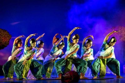 â€˜The SAS Trioâ€™ along with Garfa Mitrayan stage Tagoreâ€™s dance drama â€˜Kaalmrigayaâ€™
