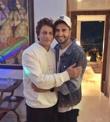 Actor Jassie Gill meets Shah Rukh Khan, feels himself 'blessed'