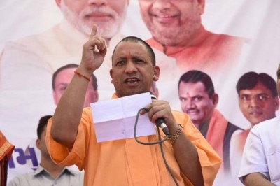 UP : CM Yogi Adityanath meets slain Apple executive's family