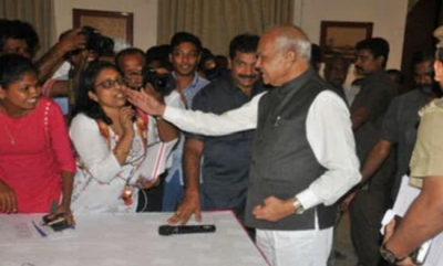 Tamil Nadu Guv Banwarilal Purohit pats female journalist's cheek, triggers controversy