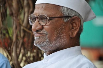 Anna Hazare meets Maharashtra CM Fadnavis, breaks fast